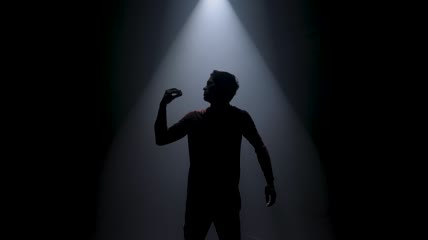 聚光灯下的当代男舞者实拍