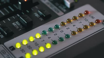 DJ混合机中的LED灯指示器特写实拍
