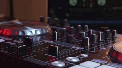 DJ在聚会上使用调音台特写实拍