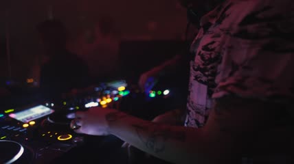 DJ在夜总会演奏音乐