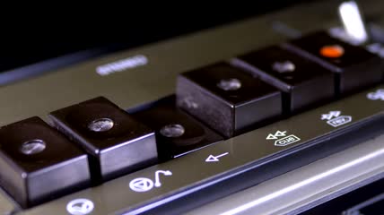按下老式录音机上的播放按钮特写实拍