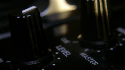 触摸DJ混音器上的旋钮特写实拍