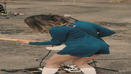 吉他女孩弹一首歌背影特写实拍