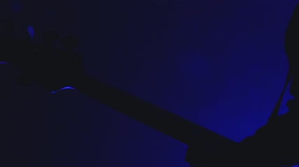 低音吉他手在舞台上表演