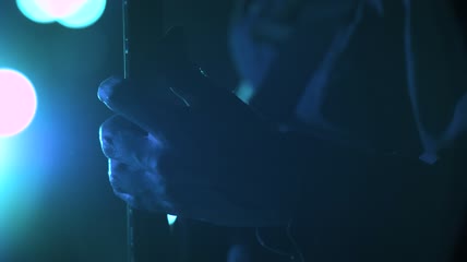 低音吉他手在舞台上演奏特写实拍
