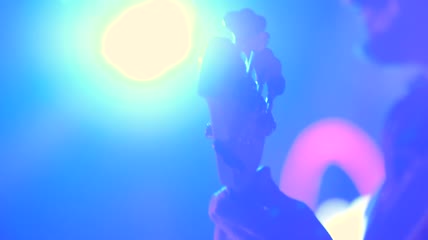 电吉他在聚光灯下演奏特写实拍