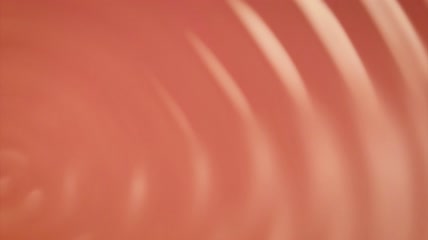 粉红色水中的涟漪近距离视频
