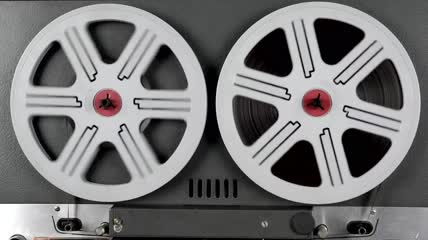 工作中的旧磁带录音机特写实拍