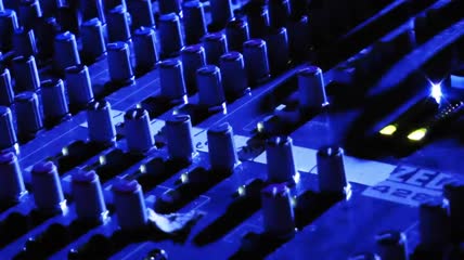活动期间的DJ音量控制台特写实拍