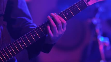 吉他手在舞台上弹电吉他特写实拍