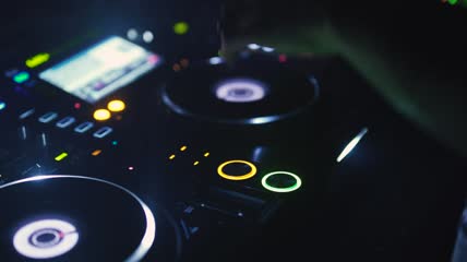 甲板上的DJ混合音乐特写实拍