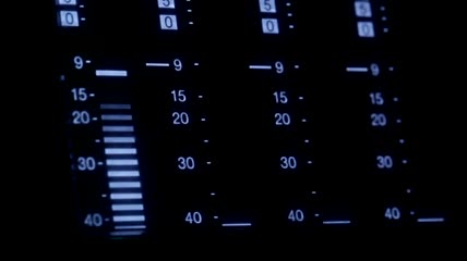 控制面板上的均衡器屏幕特写实拍