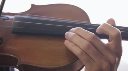 拉小提琴的男子特写