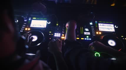 两个DJ在俱乐部混音特写实拍