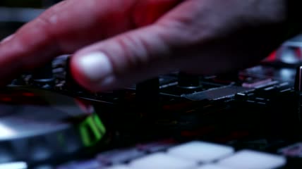 使用DJ桌的手特写实拍