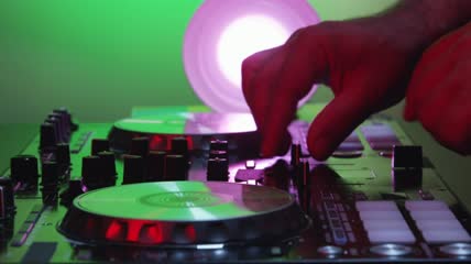 使用混音台的DJ特写实拍