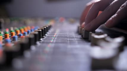 使用混音台的HIPHOP制作人特写实拍