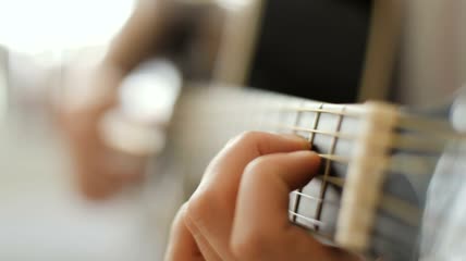 双手弹奏原声吉他特写实拍