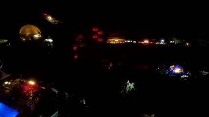 晚上舞台上的DJ