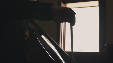 演奏大提琴的男子剪影