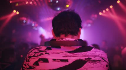 夜总会的DJ混合音乐特写实拍