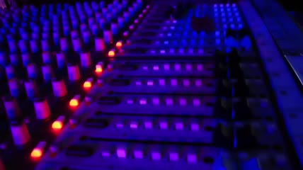 夜总会里的专业音响调音台特写实拍