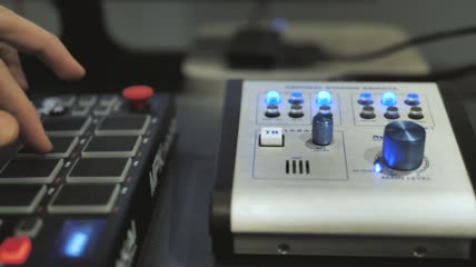 用MIDI控制器演奏音乐的手特写实拍