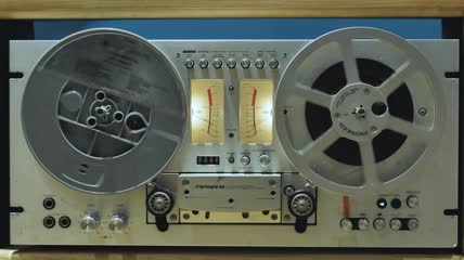 复古磁带录音机旋转特写实拍