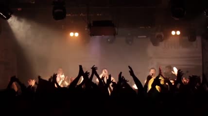 在音乐会上鼓掌的人群实拍