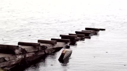 雨落在一个旧码头上实拍