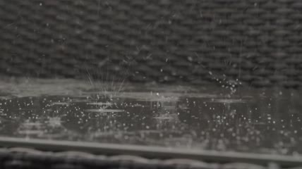 雨落在长凳上特写实拍