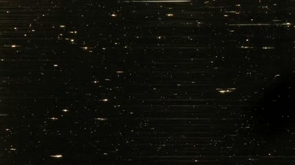 雨水落在池塘的表面上特写实拍