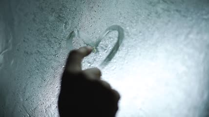 雨天在雾蒙蒙的窗户上画一颗心特写实拍