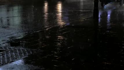 在大雨中行驶的汽车实拍