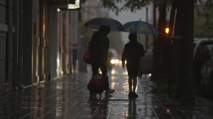 在雨中行走的母子俩实拍