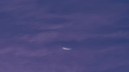 傍晚天空中的月亮延时视频