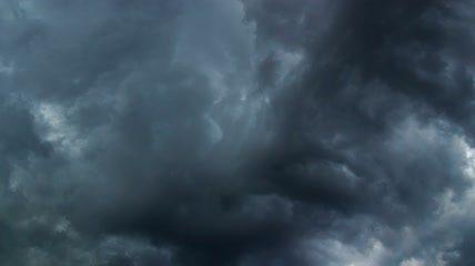 暴风云旋转渐渐变暗延时视频