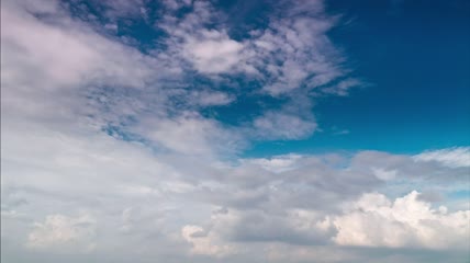 层层蓬松的云彩衬托着蓝天视频