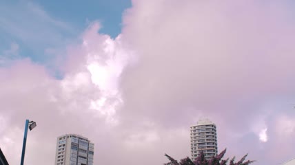 城市里多云的天空视频