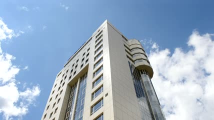 仰拍大型建筑