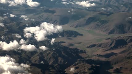 从空中俯瞰群山
