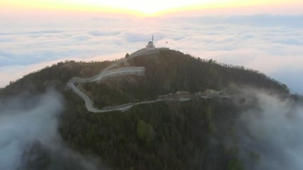 航拍山里的清真寺