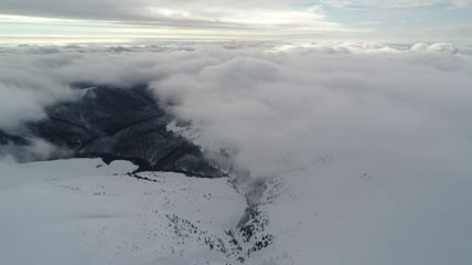 从上方被云层覆盖的雪地航拍