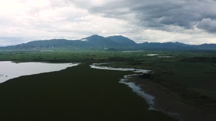 周围有湖树山的大平原景观航拍