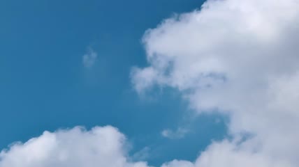 淡蓝色天空上方盘旋的云彩实拍