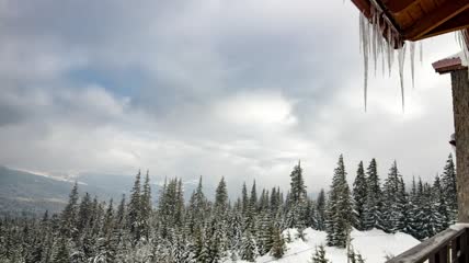 冬山小屋外的风景视频