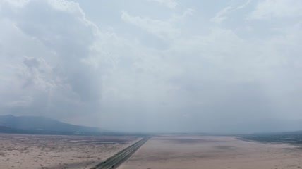 雾气弥漫的山边公路实拍