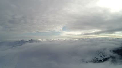 多云天气下雾蒙蒙的寒冷风景全景