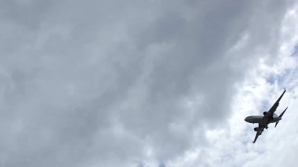 飞机低空飞行实拍