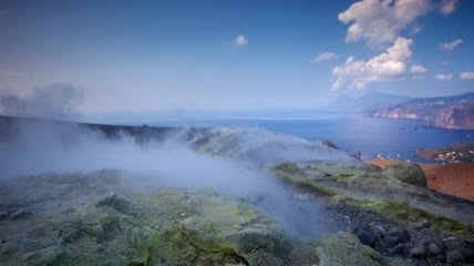 海边的火山云雾延时实拍